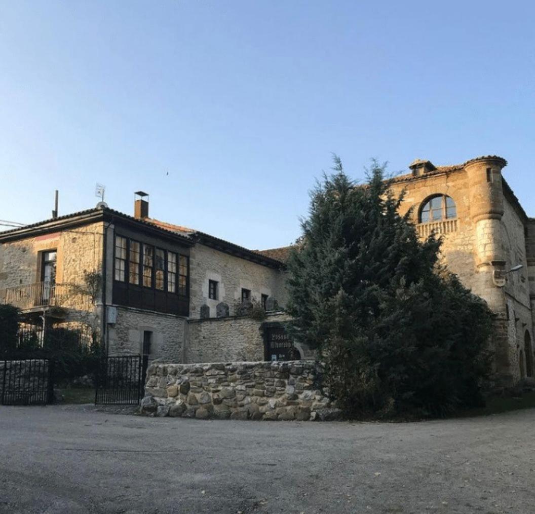 Palacio De Los Alvarado En Las Merindades El Ribero Exterior foto