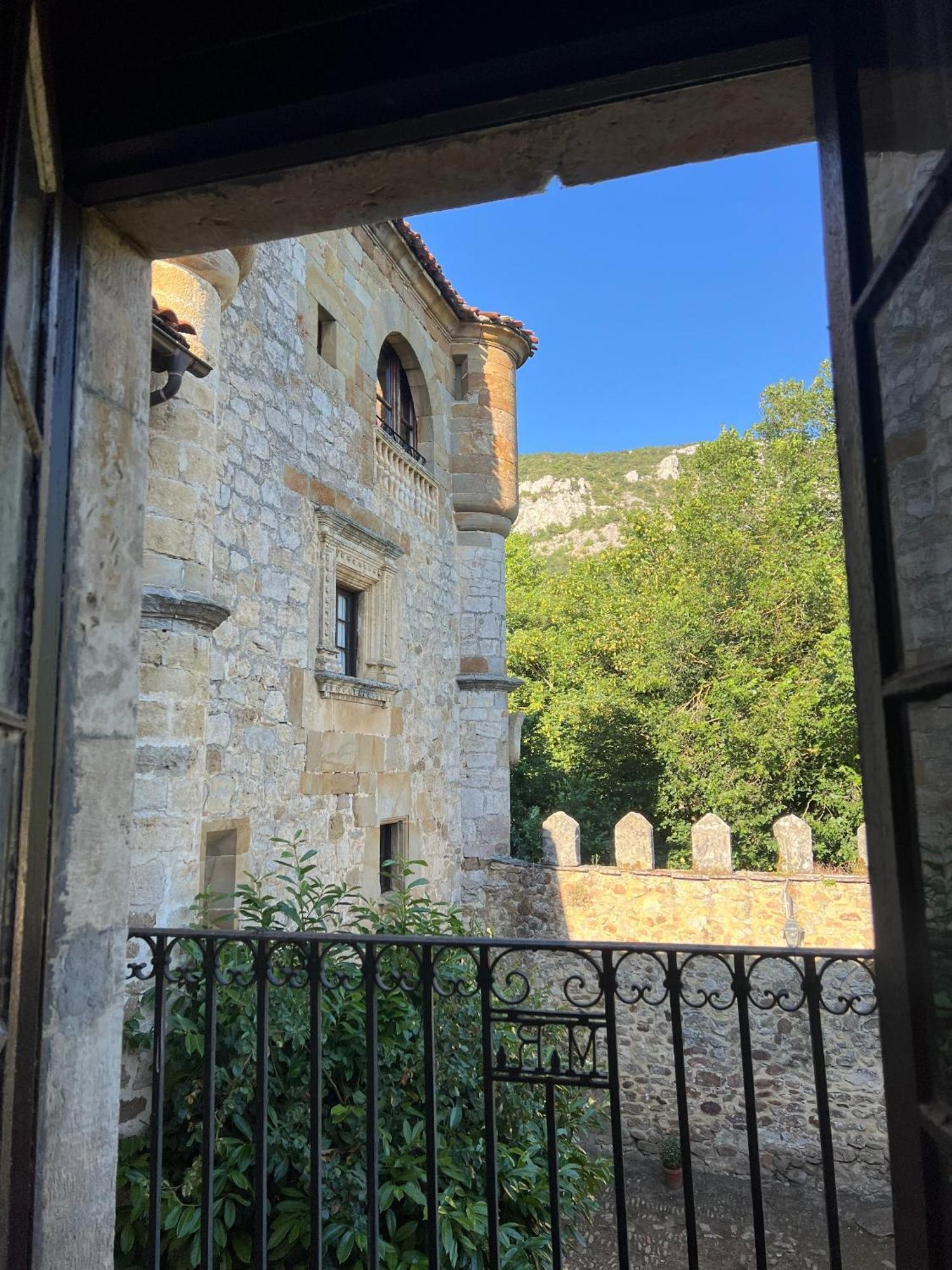 Palacio De Los Alvarado En Las Merindades El Ribero Exterior foto
